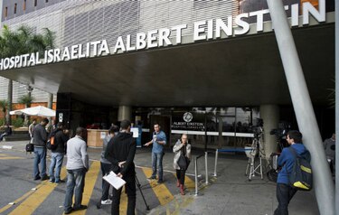 Pelé abandona hospital