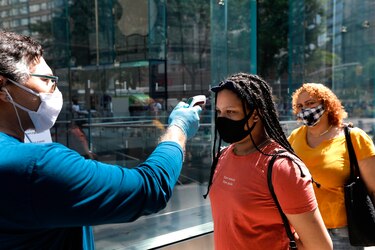 Nueva York recomienda volver a usar las mascarillas en lugares públicos