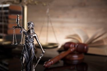 Cuando el Derecho se debilita, el Estado se rinde