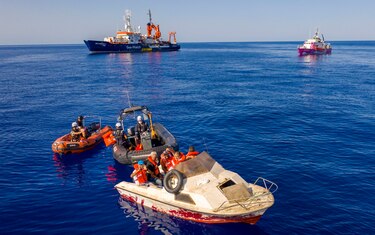 Guardacostas italianos evacúan a 49 migrantes ‘frágiles’ del barco de Banksy