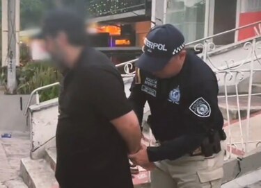 Capturan a cirujano mexicano por abuso sexual que se ocultaba en Colombia vendiendo arepas