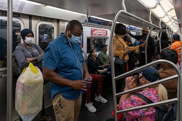 Nueva York comienza a reabrir, pero la OMS alerta que la pandemia empeora en el mundo