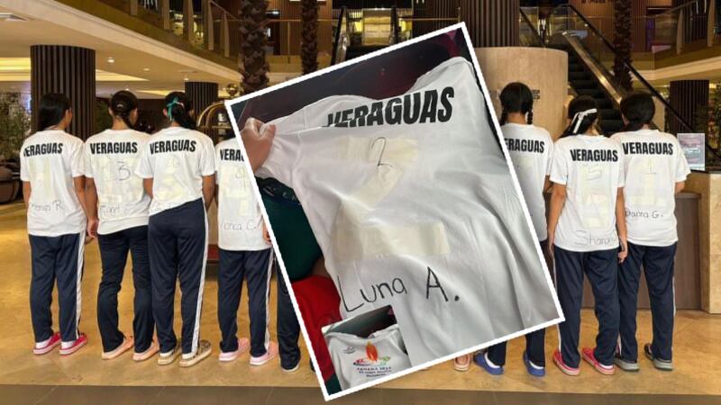 El equipo femenino de voleibol de Veraguas tuvo que escribir a mano su nombre y número en las camisetas para poder participar en los primeros encuentros del torneo.   Foto: Cortesía.