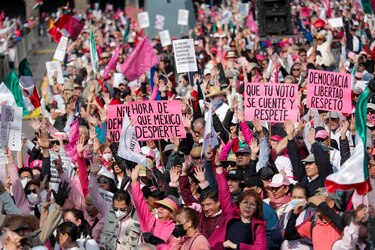 Acusan al Gobierno de López Obrador de corrupto en las marchas por la democracia