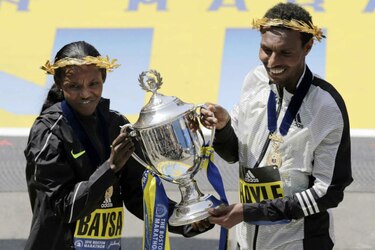Etíopes Berhanu Hayle y Baysa conquistan el Maratón de Boston