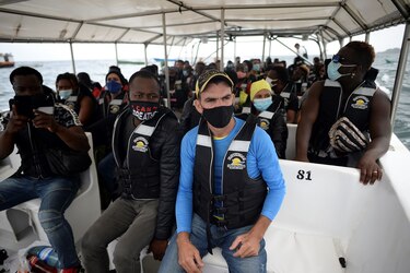 Tras quedar varados en Colombia, 700 migrantes retoman su travesía e ingresan al Tapón del Darién