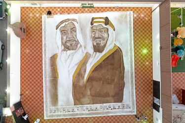 Una saudita realiza ‘la pintura de café más grande’ del mundo