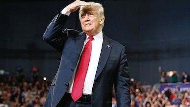 Donald Trump intensifica campaña contra firmas de internet