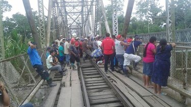 Obreros cierran puente sobre el río Sixaola; exigen reintegro de compañeros