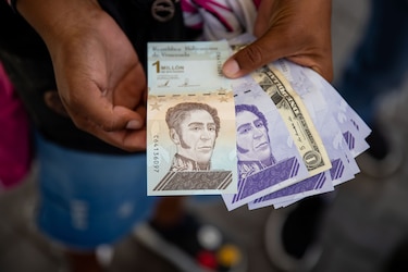 $240, el nuevo ingreso mínimo integral de trabajadores venezolanos anunciado por Delcy Rodríguez