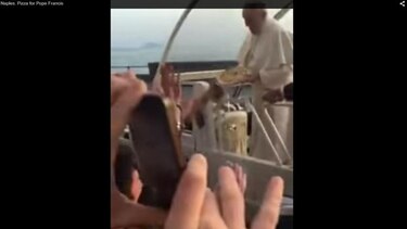 VIDEO: Papa Francisco recibe una pizza en Napoli a bordo del papamóvil