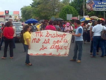 Educadores cierran vía en Colón
