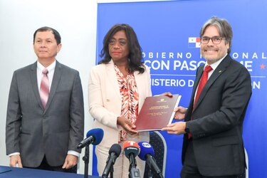 Meduca recibe títulos de propiedad de nueve escuelas en Veraguas