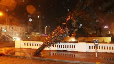 Huracán Harvey toca tierra y amenaza costa de Texas