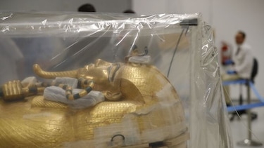 Egipto exhibe la restauración del sarcófago dorado de Tutankamón
