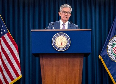 La Fed podría reducir estímulos económicos este año, afirma Powell