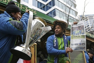 Román Torres celebra con la afición del Sounders