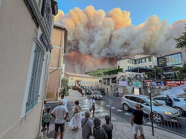‘Es el peor incendio de la historia de Madrid’: los fuegos sin control que han obligado a evacuar a decenas de miles de personas en el centro de España