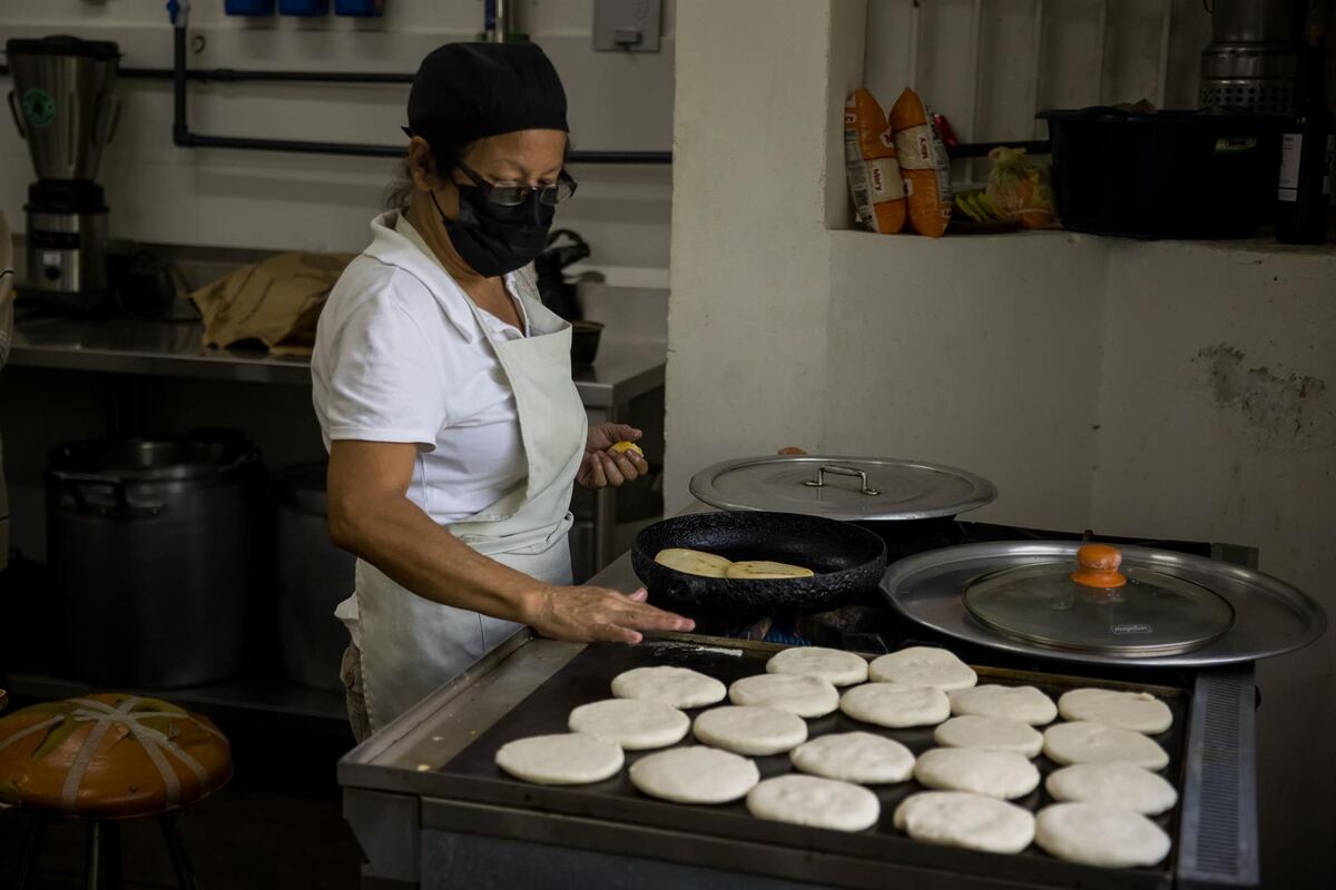 Venezolanos celebran el ‘Día Mundial de la Arepa’, su alimento insigne ...