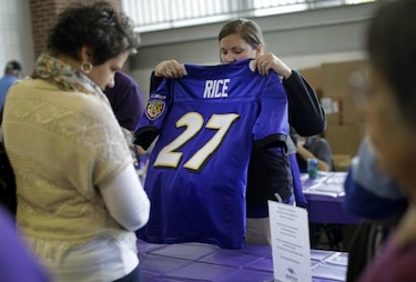 Ravens cambian cerca de 7 mil camisetas de Rice