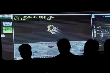 La misión espacial de la India logra con éxito alunizar en el polo sur de la Luna