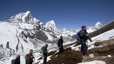 La gloria y excrementos esperan en cima del Everest