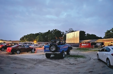 Autocine en Florida revive la nostalgia gracias al virus