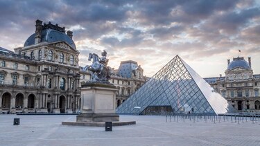 6 datos de la fascinante historia del Louvre, el antiguo palacio de la monarquía francesa convertido en el museo más grande del mundo
