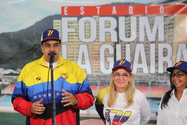 Guaidó a empujones, un rival proclamado y Maduro jugando béisbol