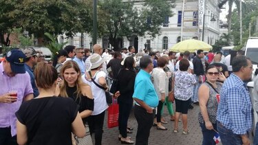 Ciudadanos protestan contra la corrupción frente a la Procuraduría General de la Nación