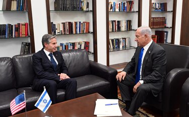 Blinken llega a Tel Aviv y afirma que, mientras Estados Unidos exista, Israel no tendrá que defenderse solo