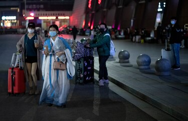 Miles de pasajeros abandonan Wuhan tras el fin del confinamiento