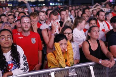 Tristes pero orgullosos; hinchas ingleses aplauden a su selección