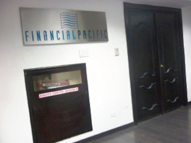 Juez de Financial Pacific se acoge a licencia