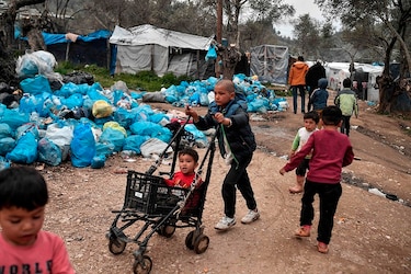 Europa considera recibir hasta 1,500 niños refugiados bloqueados en Grecia