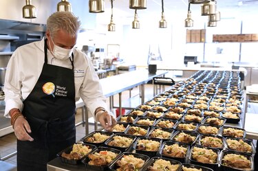 El chef Eric Ripert reabre su restaurante en Nueva York para ayudar al personal médico