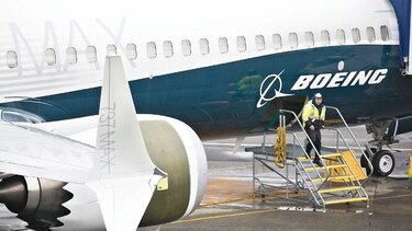 Boeing cae y FAA ordena más cambios al 737 Max