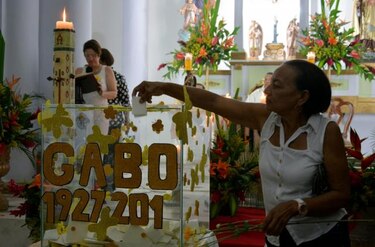 Centenares de personas llegan a la Catedral de Bogotá para homenaje a Gabo