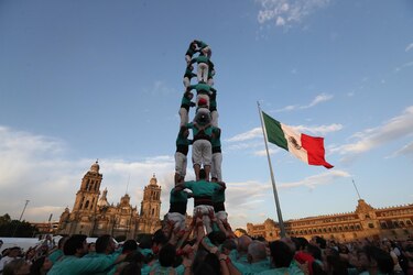 ‘Castellers’ levantan 6 torres humanas en Zócalo de México