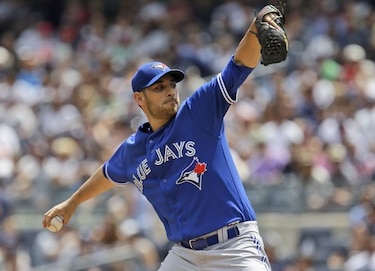 Azulejos barren a los Yankees y les pisan los talones