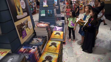 Fanáticos hacen largas filas para a comprar el nuevo 'Harry Potter'