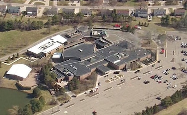 Abaten a sospechoso tras embestir su vehículo contra una sinagoga en Detroit