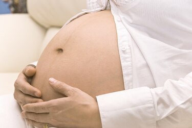 Estudio explica por qué el coronavirus se transmite raramente en el embarazo