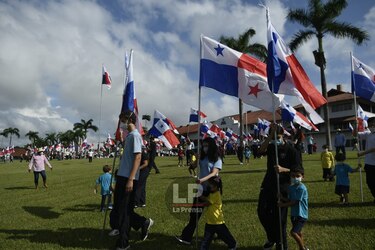 Siembran 300 banderas en la Ciudad del Saber en honor a la patria
