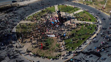 Persisten protestas en Chile tras caída a un río de manifestante empujado por un policía