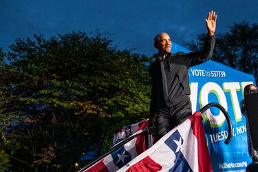 Obama hace campaña para una elección clave en Virginia