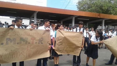 Estudiantes tableños marchan para reclamar profesores