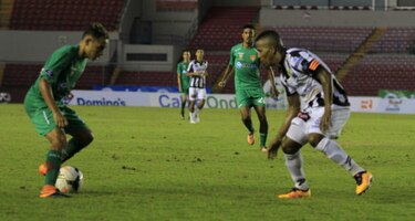 Tauro aprovecha la jornada para acercarse al líder