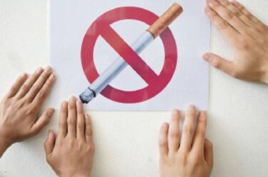 Número de fumadores disminuye pero los esfuerzos deben continuar, afirma la OMS