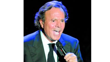 Español dice ser hijo del cantante Julio Iglesias